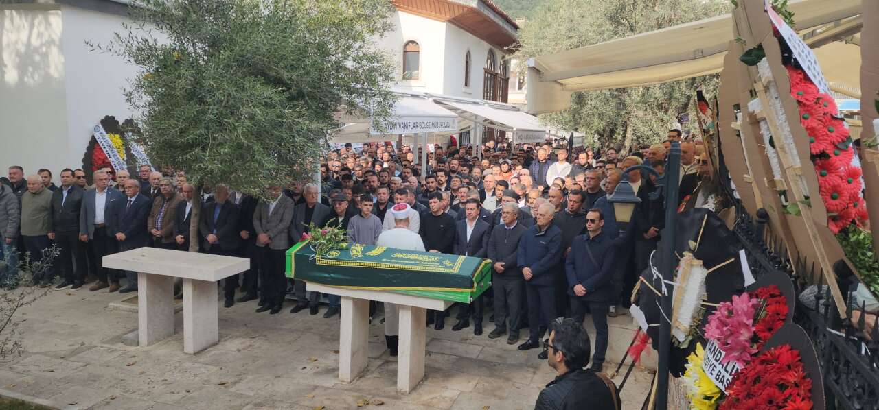 Muğla’da Siyaseti Buluşturan Cenaze... CHP Muğla İl Başkanı Nail Kızıl’ın Babası Dualarla Son Yolculuğuna Uğurlandı 4